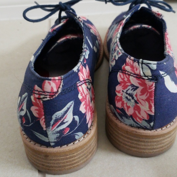 Shoes - Picture 3 of 6